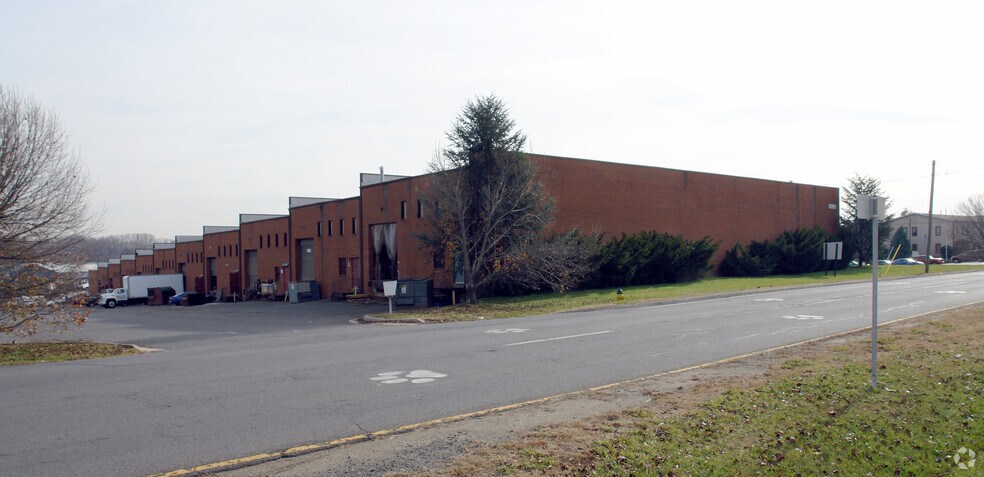 More Photos Of 8395 Euclid Ave, Manassas Park Warehouse For Lease