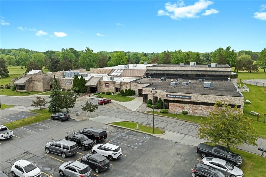 More Photos Of 2140 Fairway Dr, Davison Sports And Entertainment For Sale