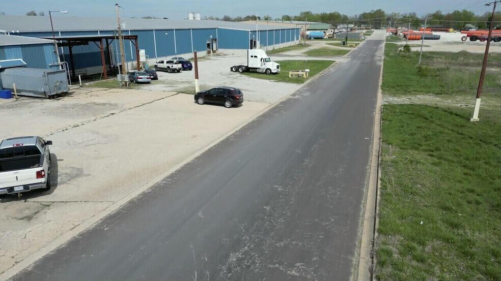 More Photos Of 1301 Industrial Park Rd, Mountain Grove Warehouse For Sale