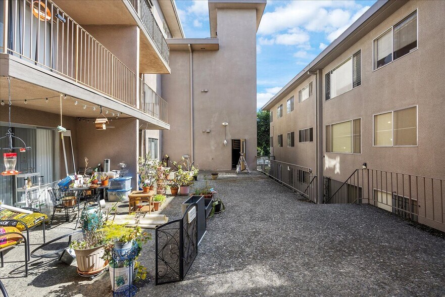 More Photos Of 561 Oakland Ave, Oakland Apartments For Sale