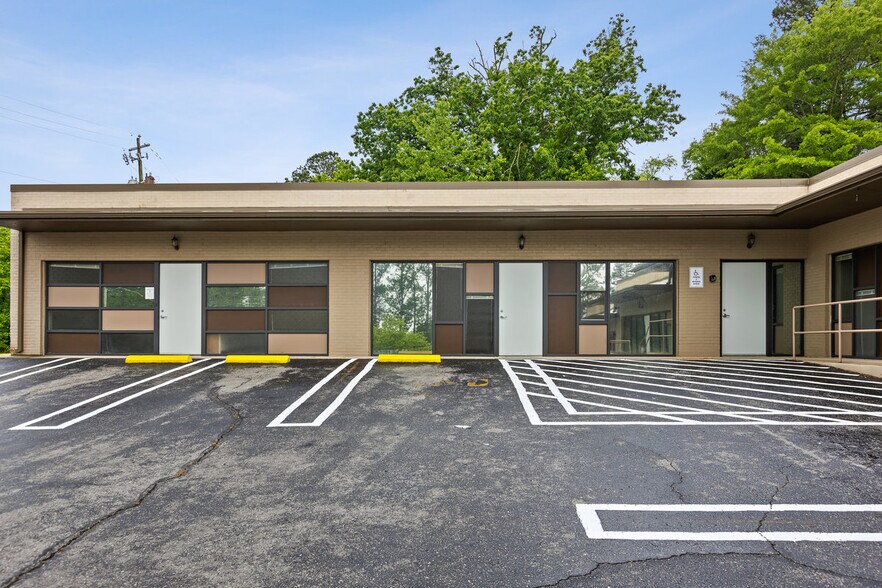 More Photos Of 1401 Applewood Dr, Dalton Medical For Lease