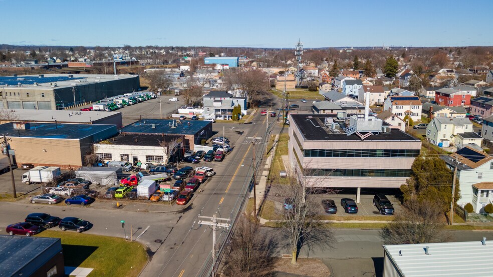 More Photos Of 727 Honeyspot Rd, Stratford Office Residential For Lease