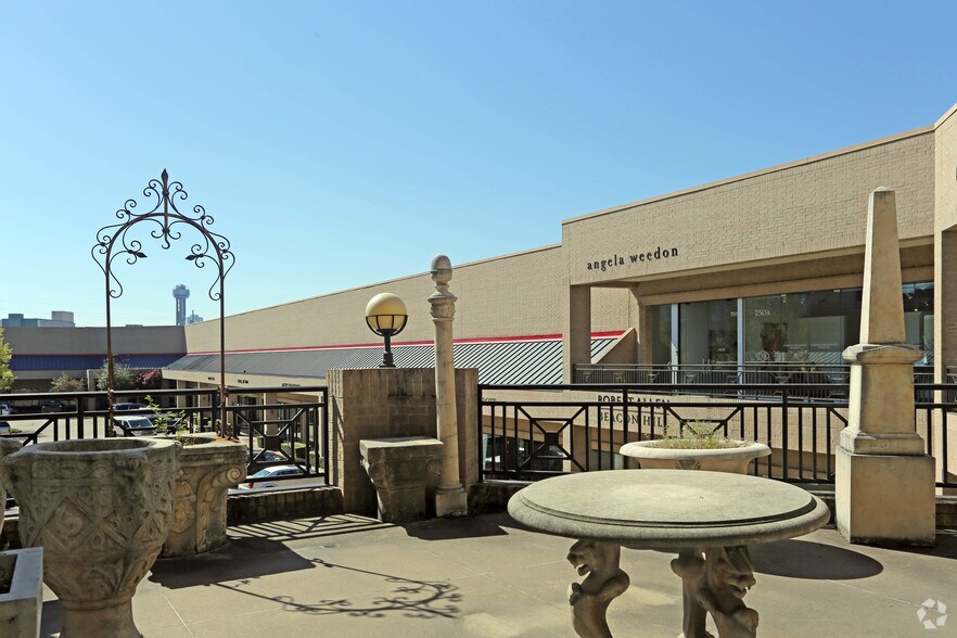 More Photos Of 1250 Slocum St, Dallas Showroom For Lease