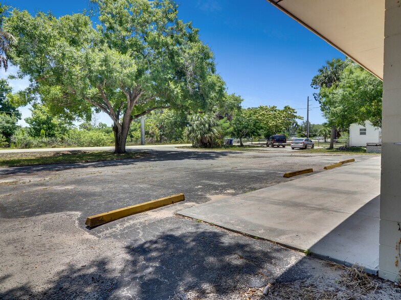 More Photos Of 1055 27th Ave SW, Vero Beach Flex For Sale