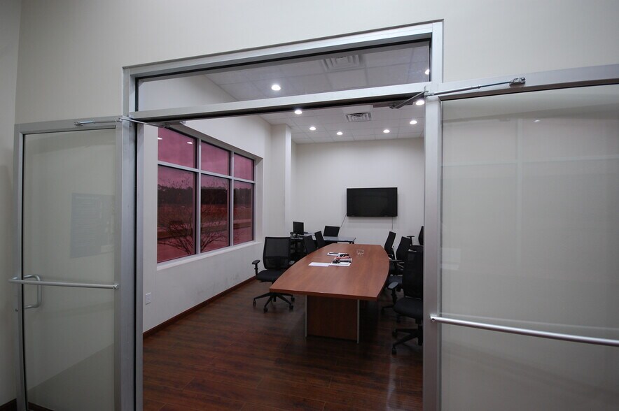 More Photos Of 21410 Springbridge Dr, Houston Warehouse For Lease