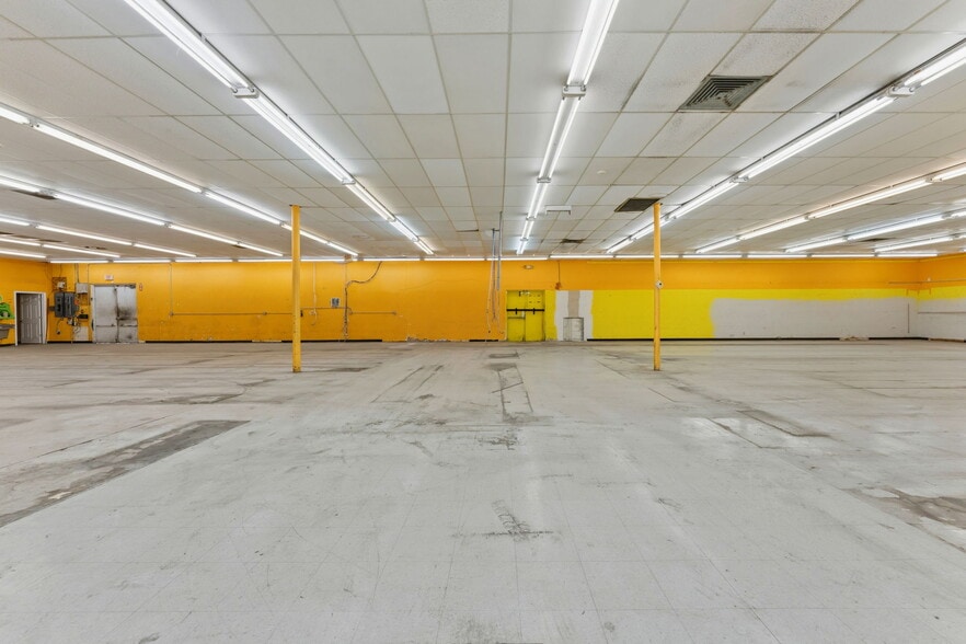 More Photos Of 4801 66th St N, Kenneth City General Retail For Sale