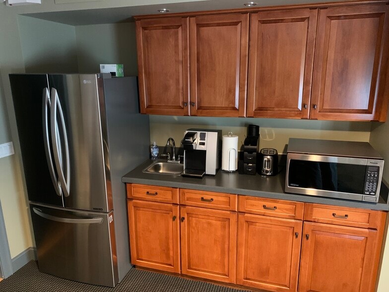 More Photos Of 32 Wianno Ave, Osterville Office For Lease