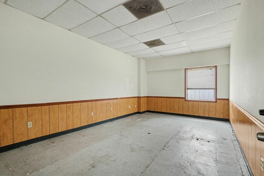 More Photos Of 1445 Cleveland Ave, East Point Showroom For Sale