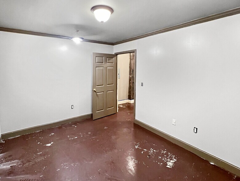 More Photos Of 2721 10th St, Northport Warehouse For Lease