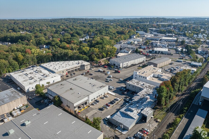 More Photos Of 86 Viaduct Rd, Stamford Warehouse For Lease