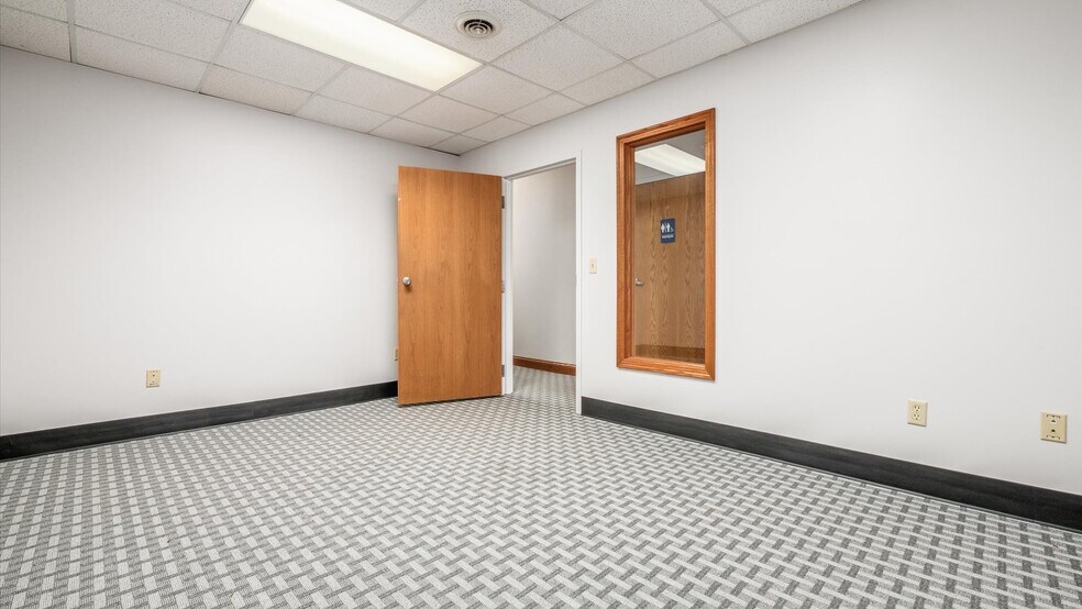 More Photos Of 927 Wheeling Ave, Cambridge Medical For Sale
