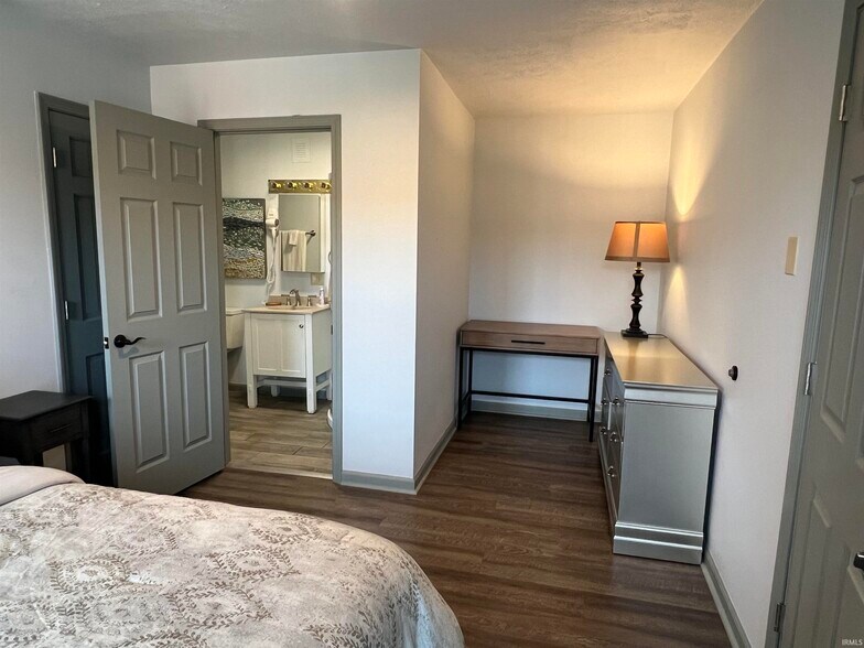 More Photos Of 128 W Walnut St, Kokomo Flex For Sale