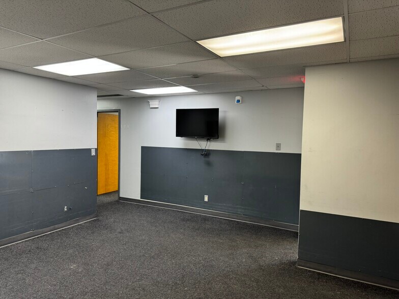 More Photos Of 238 Alexander Ave, Ames Distribution For Lease