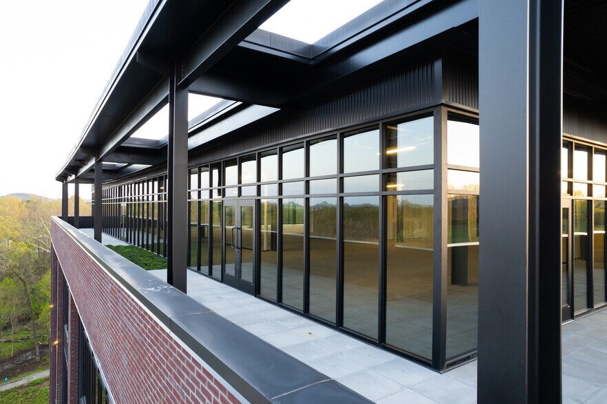 More Photos Of 329 S Royal Oaks Blvd, Franklin Medical For Sale