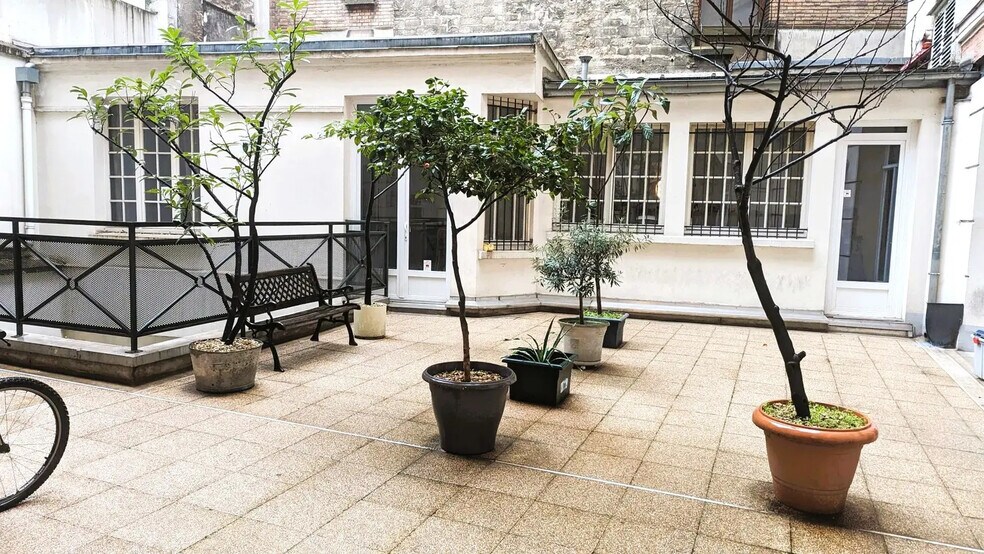 More Photos Of 90 Rue D'Amsterdam, Paris Office For Sale