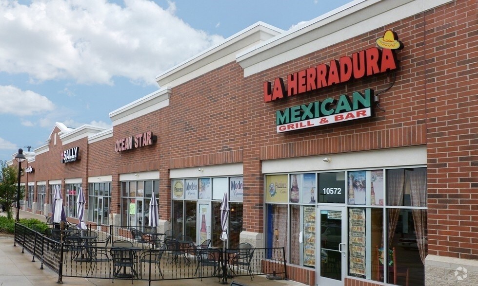 More Photos Of 10400-10490 Highland Rd, Hartland Unknown For Lease