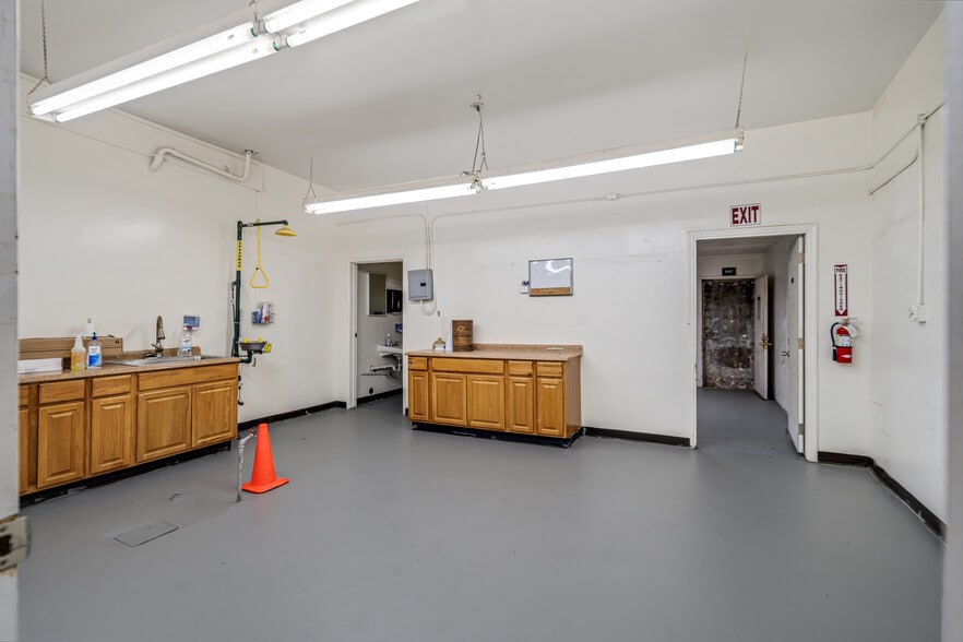 More Photos Of 8837 E Palmdale Blvd, Palmdale Research And Development For Sale