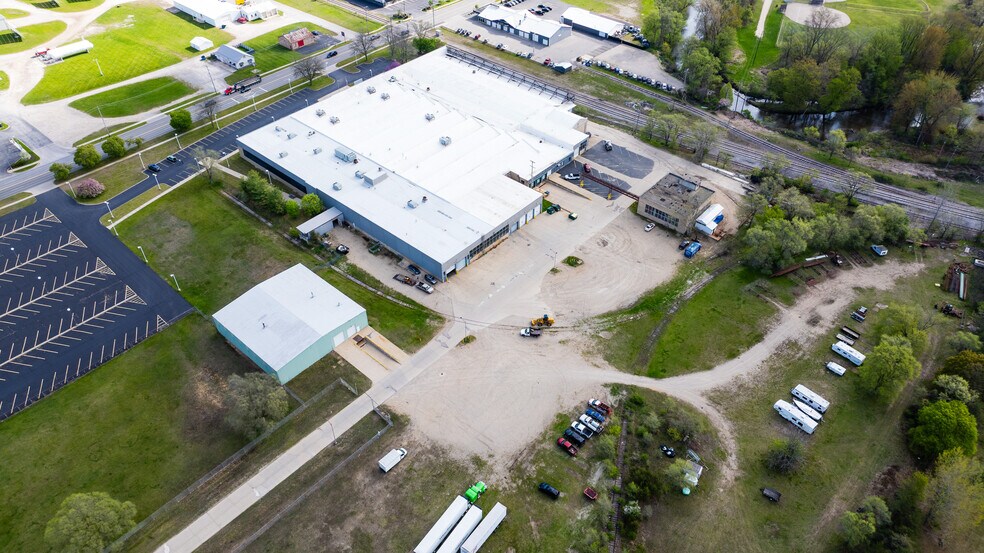 More Photos Of 711 W Pickard St, Mount Pleasant Manufacturing For Lease