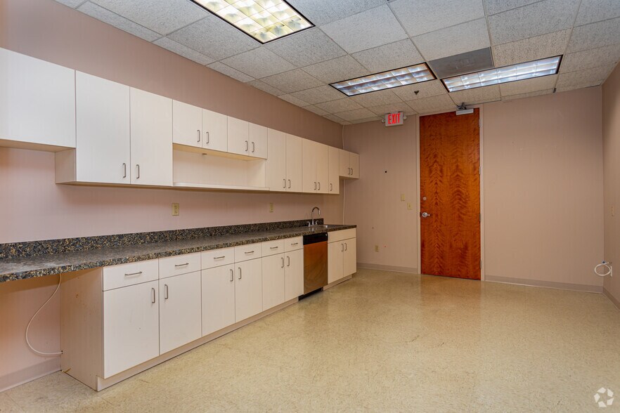 More Photos Of 4210 Metro Pky, Fort Myers Office For Lease