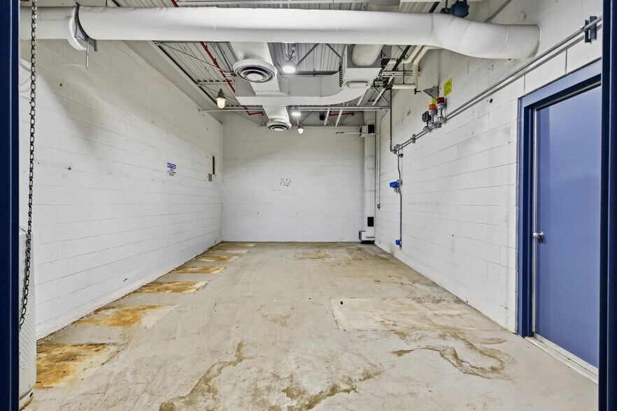 More Photos Of 15201 Mercantile Dr, Dearborn Light Manufacturing For Sale
