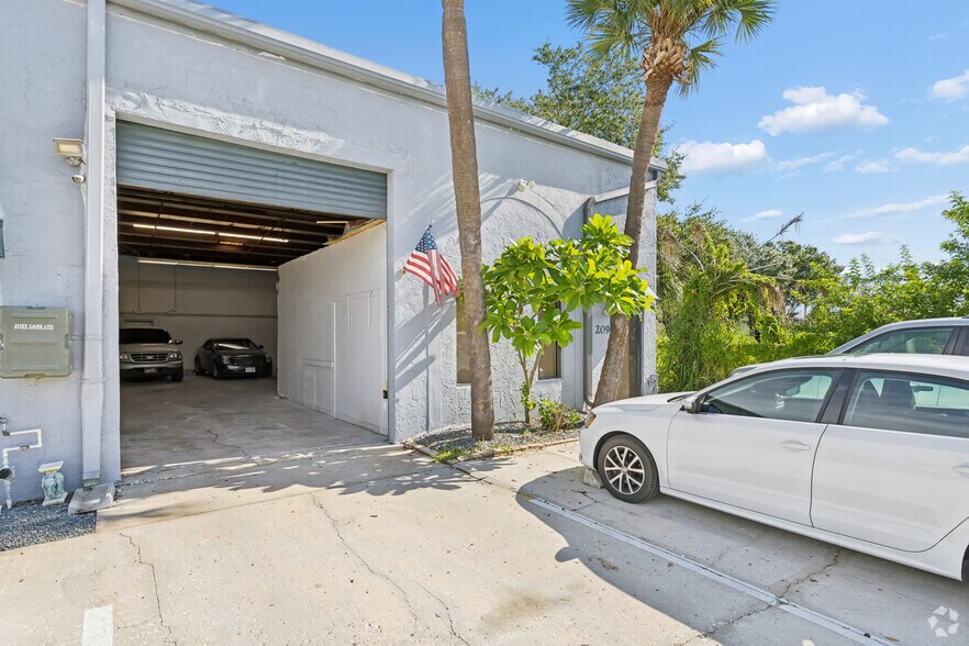 More Photos Of 11999 N 49th St, Clearwater Warehouse For Lease