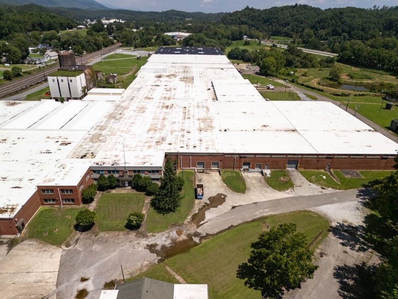 More Photos Of 144 Water st, Old Fort Warehouse For Lease