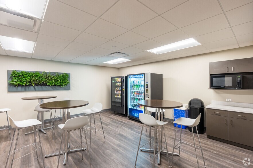 More Photos Of 2700 Patriot Blvd, Glenview Office For Lease