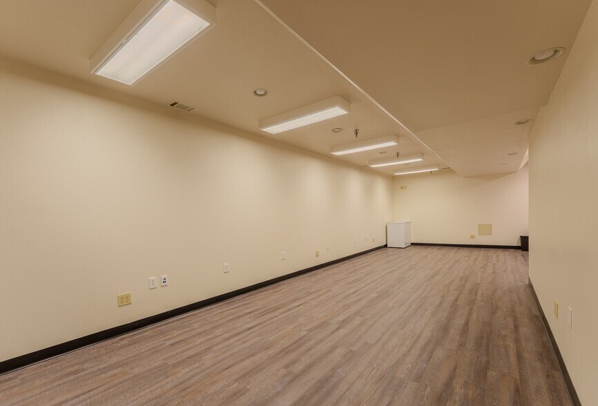 More Photos Of 890 N 2nd St, Lander Office For Sale