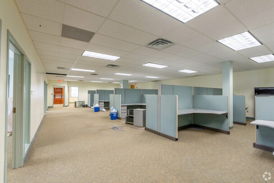 More Photos Of 8 Griffin Rd N, Windsor Office For Sale