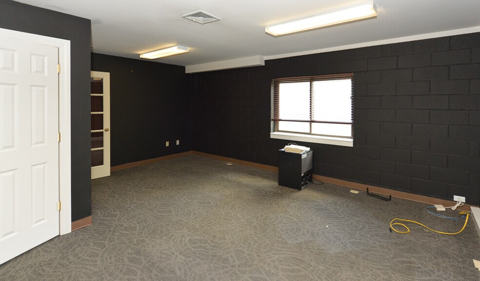 More Photos Of 8 Pecks Ln, Newtown Flex For Lease