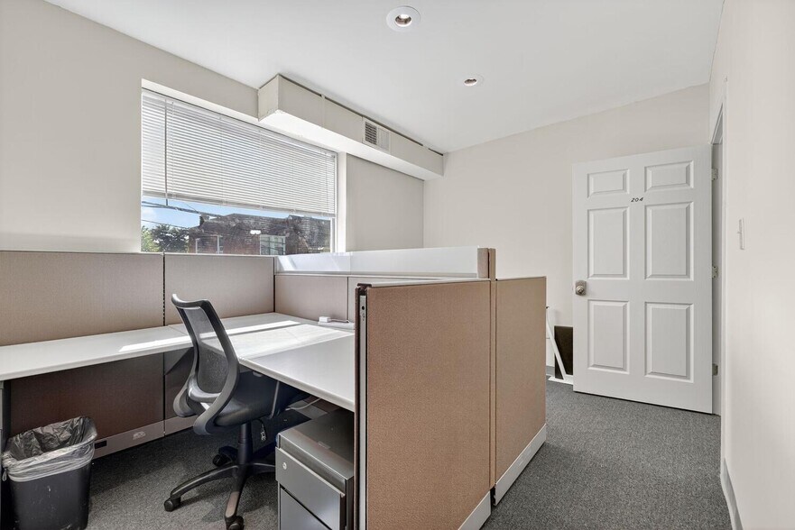 More Photos Of 606 Raleigh Pl SE, Washington Flex For Sale