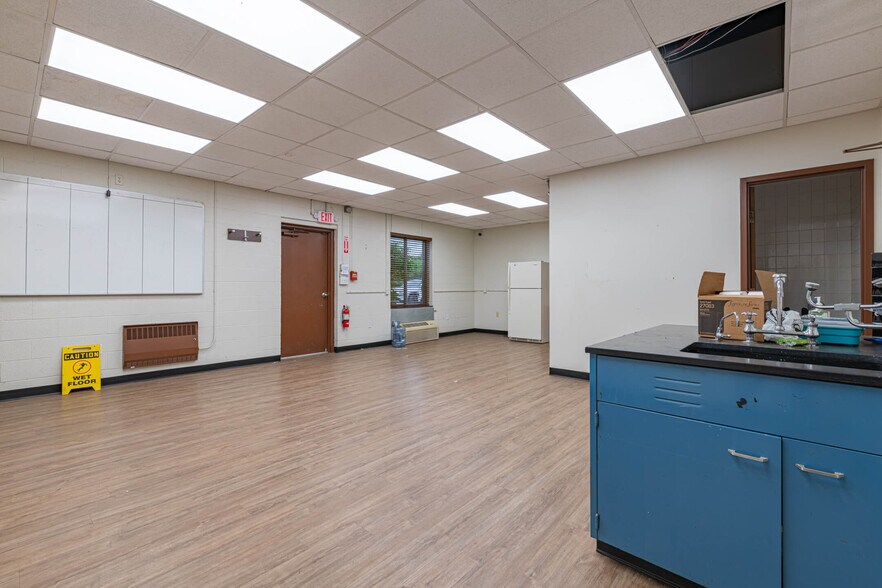 More Photos Of 3020 E River Rd, Moraine Warehouse For Lease