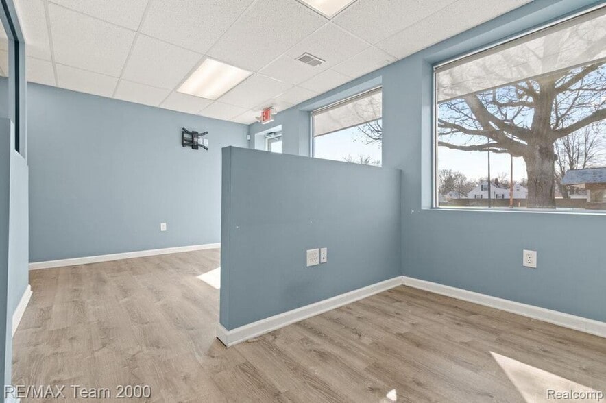 More Photos Of 5153 S Beech Daly St, Dearborn Heights Freestanding For Lease
