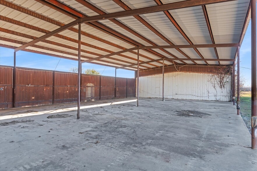 More Photos Of 9474 US-175, Kemp Flex For Sale