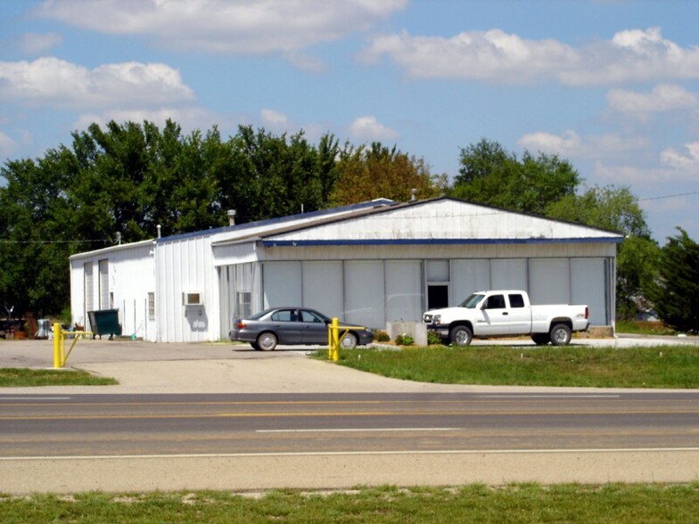 Primary Photo Of 325 E State Ave, Tonganoxie Auto Dealership For Lease