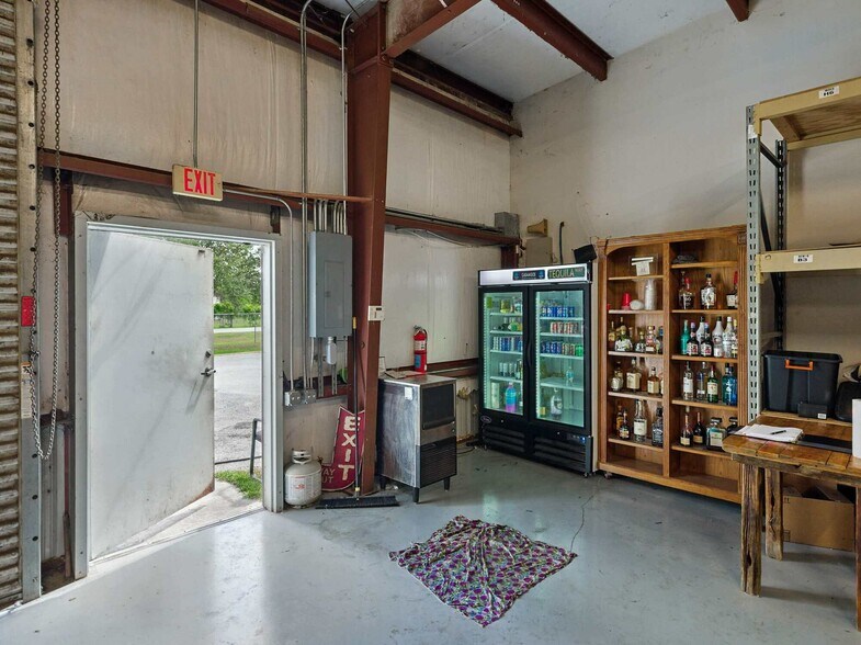 More Photos Of 2404 Longhorn Ave, Lakeland Manufacturing For Sale