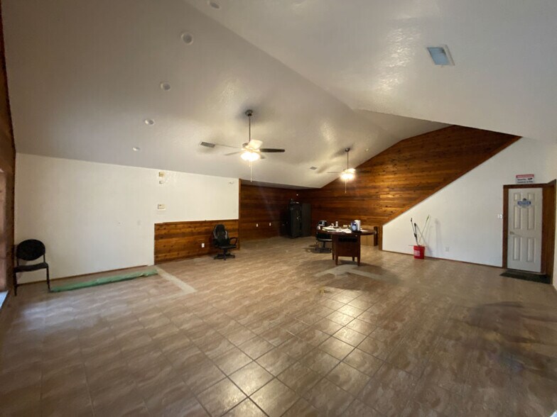 More Photos Of 8491 US Highway 281 N, Spring Branch Showroom For Sale