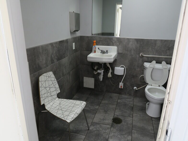 More Photos Of 5707 Schumacher Ln, Houston Auto Dealership For Lease