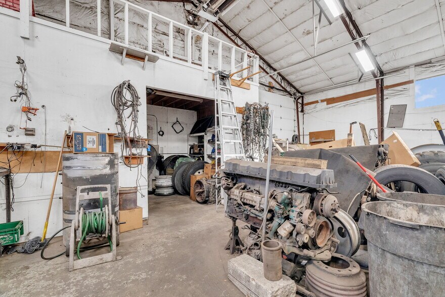 More Photos Of 1475 S Newburgh Rd, Westland Light Distribution For Sale