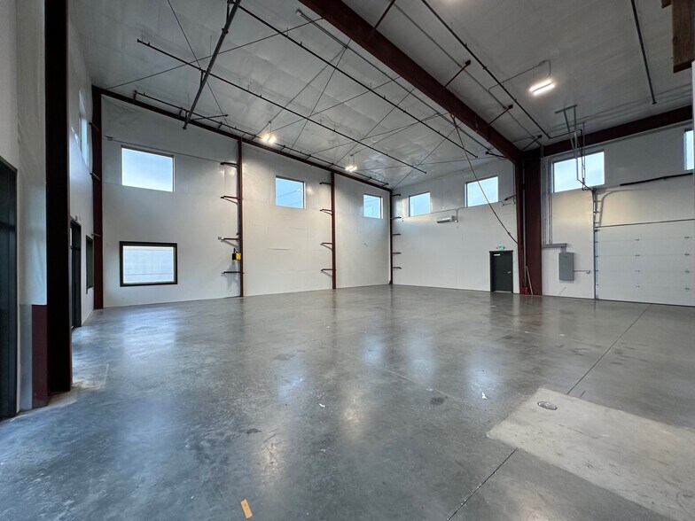 More Photos Of 8804 W Victoria Ave, Kennewick Showroom For Lease