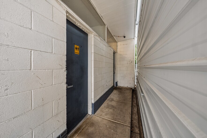 More Photos Of 75 Lithia Way, Ashland Service Station For Sale