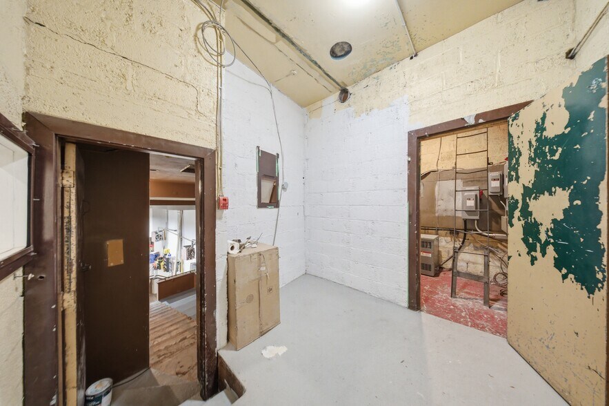 More Photos Of 195 Ottawa St N, Hamilton Storefront For Sale