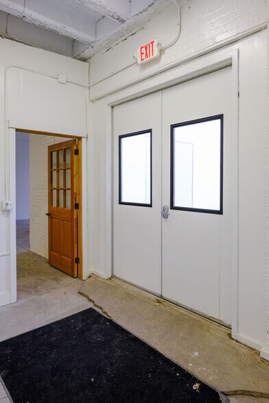 More Photos Of 408 W Main St, Benton Harbor Freestanding For Lease