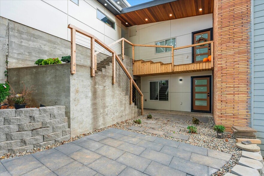 More Photos Of 520 Columbia St, Cathlamet Apartments For Sale