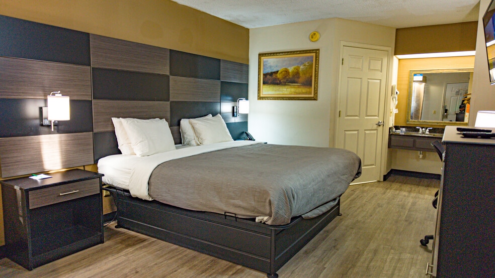 More Photos Of 119 Pinnacle Dr, Johnson City Hotel For Sale