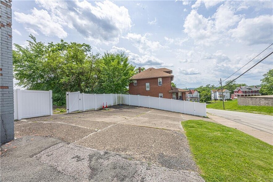 More Photos Of 121 Ridge Ave, Washington Funeral Home For Sale