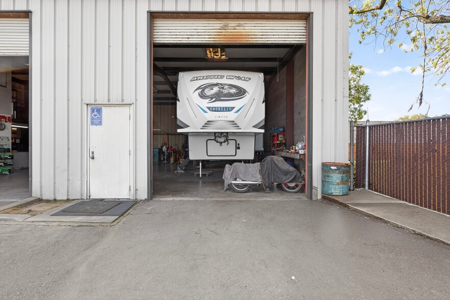 More Photos Of 652 E Lockeford St, Lodi Auto Repair For Sale