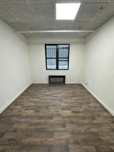 More Photos Of 805 E 139th St, Bronx Showroom For Lease