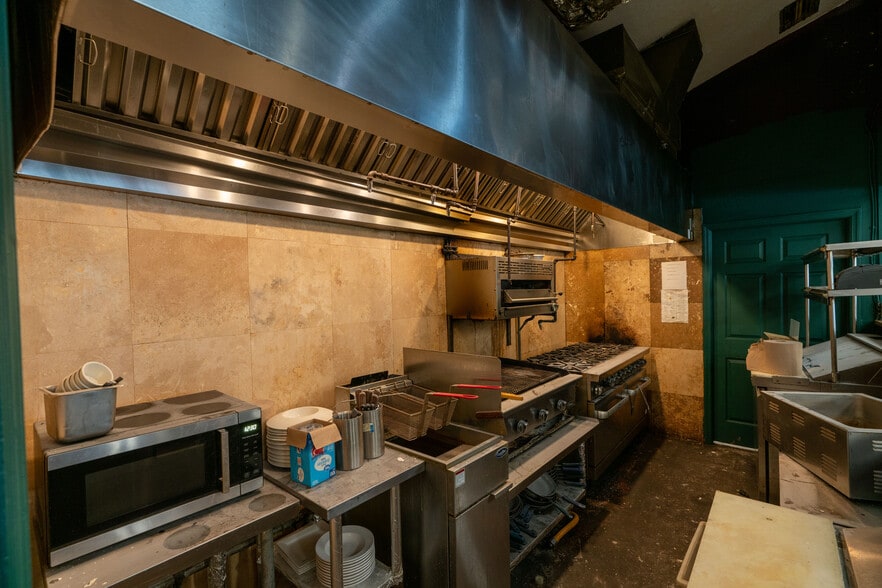 More Photos Of 7800 Blind Pass Rd, Saint Pete Beach Freestanding For Lease