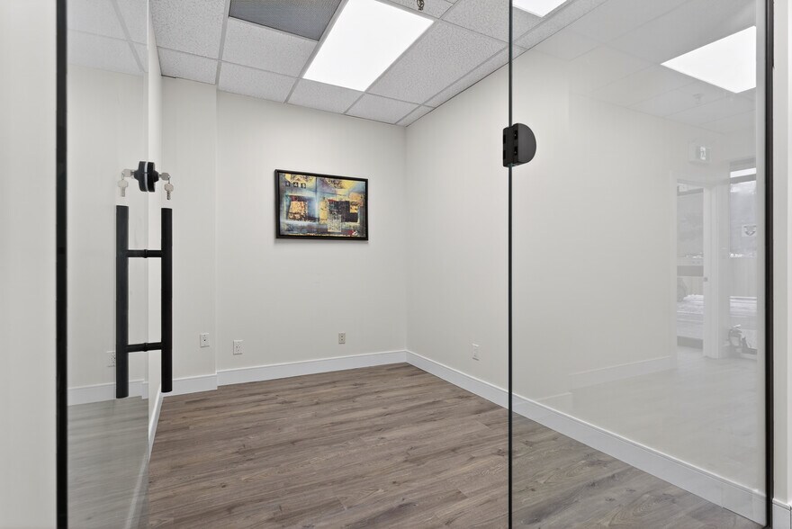 More Photos Of 570 Hood Rd W, Markham Service For Sale